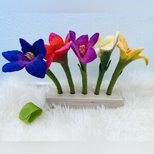 Lovevery Felt Flowers & Wooden Stand